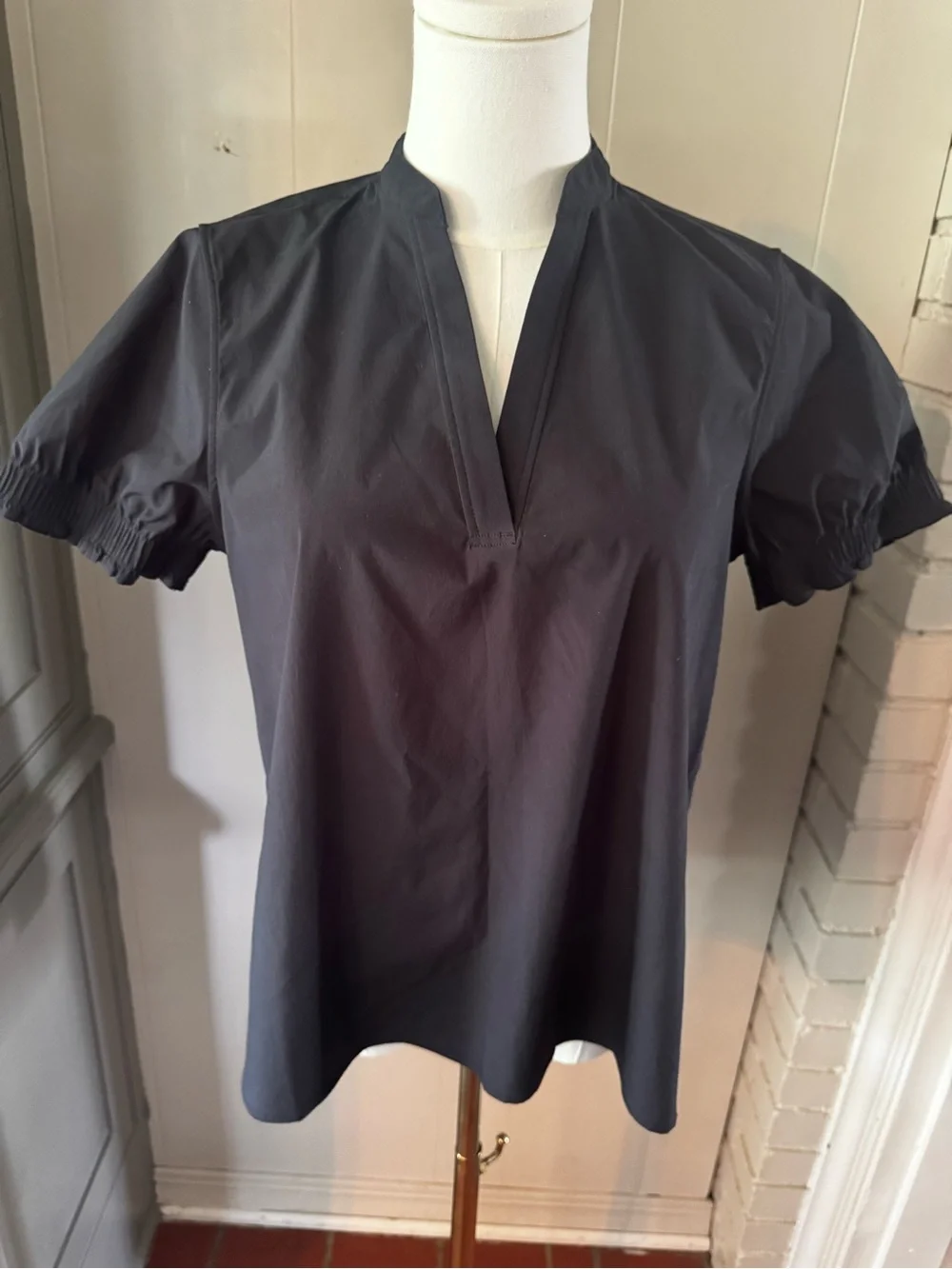 Athleta Black Short Sleeve V-Notch Pullover Top. Size XXS